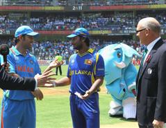 The final got off to a controversial start, with the toss having to be done twice, India v Sri Lanka, final, Mumbai, April 2, 2011 
