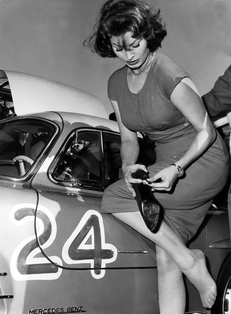 [Immagine: Sophia-Loren-1955-Mercedes-Benz-SL-Gullwing.jpg]