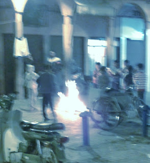 Préparatifs des feux de l'Achoura par hôtel Les Deux Tours à Marrakech