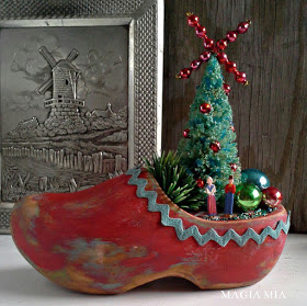 Dutch wooden shoe Christmas centerpiece featured at KnickofTime.net