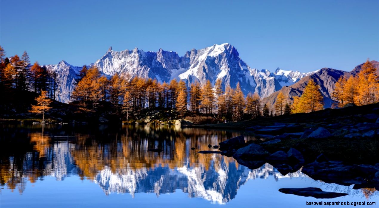 壁紙の説明 空、石の山、雪、湖、水の反射、木 壁紙の説明 空、石の山、雪、湖、水の反射、木
