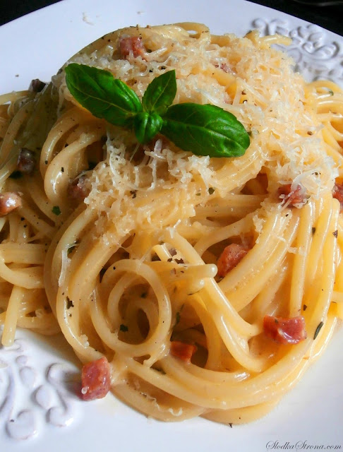 Spaghetti Carbonara z Szynką (Makaron z Szynką) - Przepis - Słodka Strona