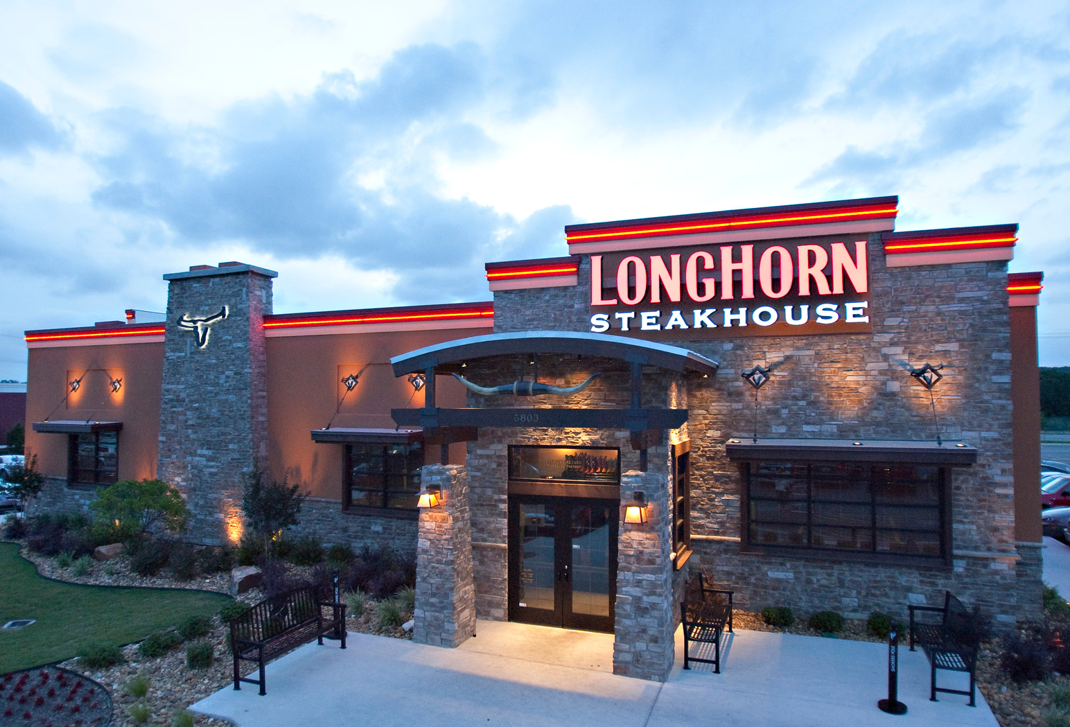 Chew And Chat: Longhorn Steakhouse Stampedes Into Utah