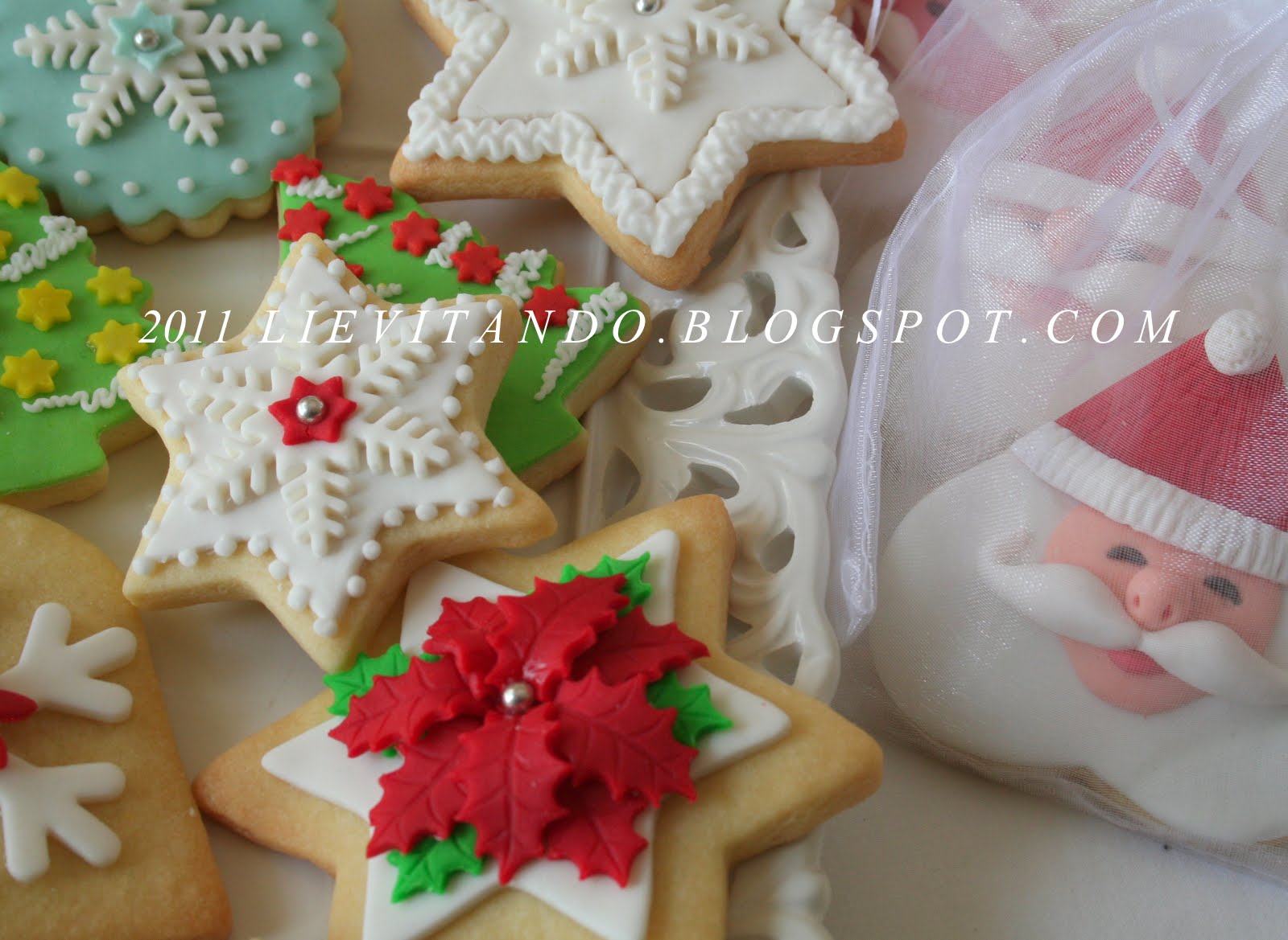 Biscotti Di Natale Decorati Con Ghiaccia Reale.Lievitando Biscotti Decorati Con Pasta Di Zucchero E Ghiaccia Reale