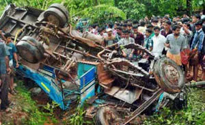 Article, Accident, Chief Minister, Oommen Chandy, Minister, Auto Driver, Zuhairali, Thiruvizhamkunnu, Malayalam News, National 