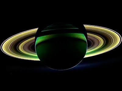 Raro esplendor atras de Saturno , Será el centro Galactico ? Saturno+Nasa