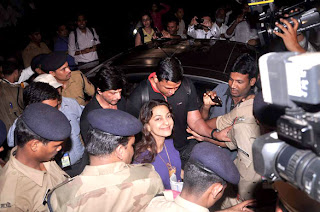 Shahrukh Khan & Juhi Chawl spotted at the airport