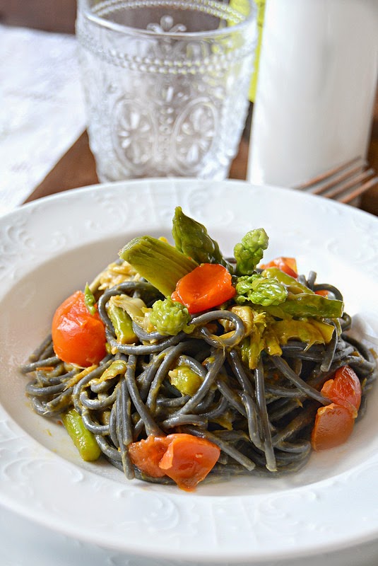 Dolci a go go Spaghetti al nero di seppia con carciofi, asparagi e