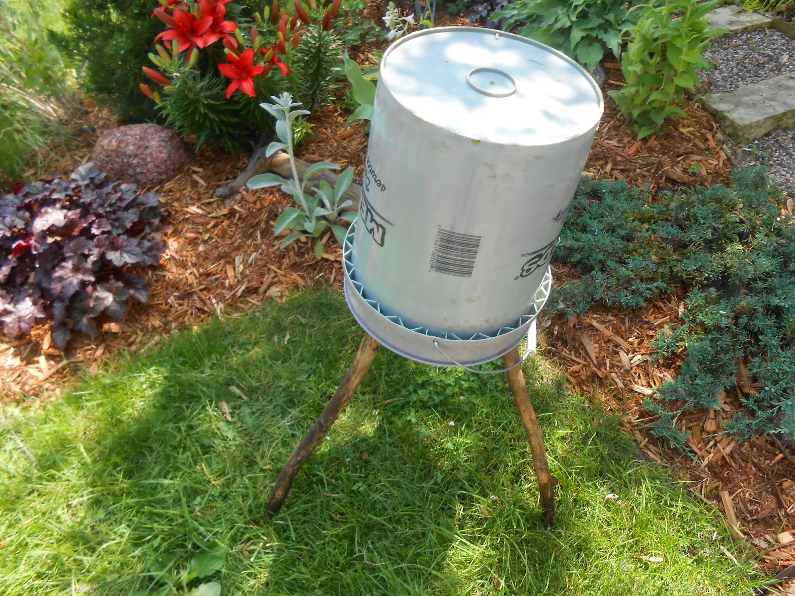 Sproutsandstuff Cheap and Easy "Rustic" Bucket Stool