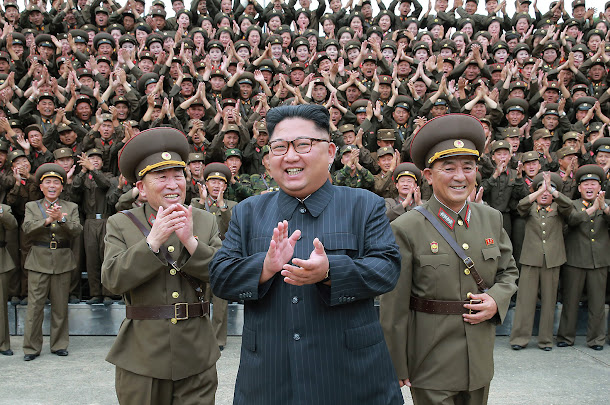 朝鮮最高領導人金正恩(前排中)15日視察戰略部隊,顯得意氣風發。 朝鮮最高領導人金正恩(前排中)15日視察戰略部隊,顯得意氣風發。