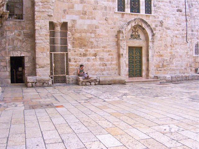 Dibujando en la Plaza del Santo Sepulcro en Jerusalén