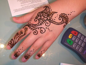 A Simple Henna Design for Family Party and Get together