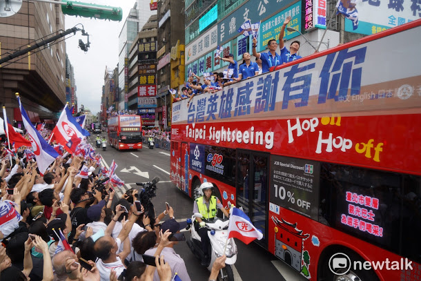 今 (31) 日下午的世大運台灣英雄大遊行與晚會場面熱鬧,遊行車隊由樂儀隊做前導。 今 (31) 日下午的世大運台灣英雄大遊行與晚會場面熱鬧,遊行車隊由樂儀隊做前導。