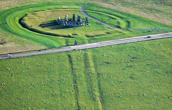 Des+fouilles+confirment+que+Stonehenge+a+%C3%A9t%C3%A9+construit+sur+l%27axe+des+solstices.jpg