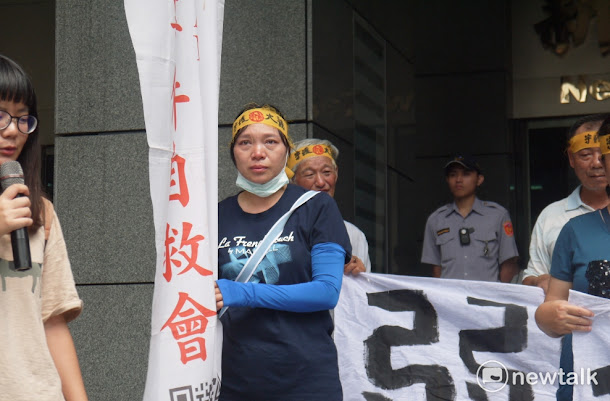 大觀社區居民原本要講述自己家的狀況,但是,一開口就哽咽、眼眶泛紅流淚,完全無法發言。 大觀社區居民原本要講述自己家的狀況,但是,一開口就哽咽、眼眶泛紅流淚,完全無法發言。