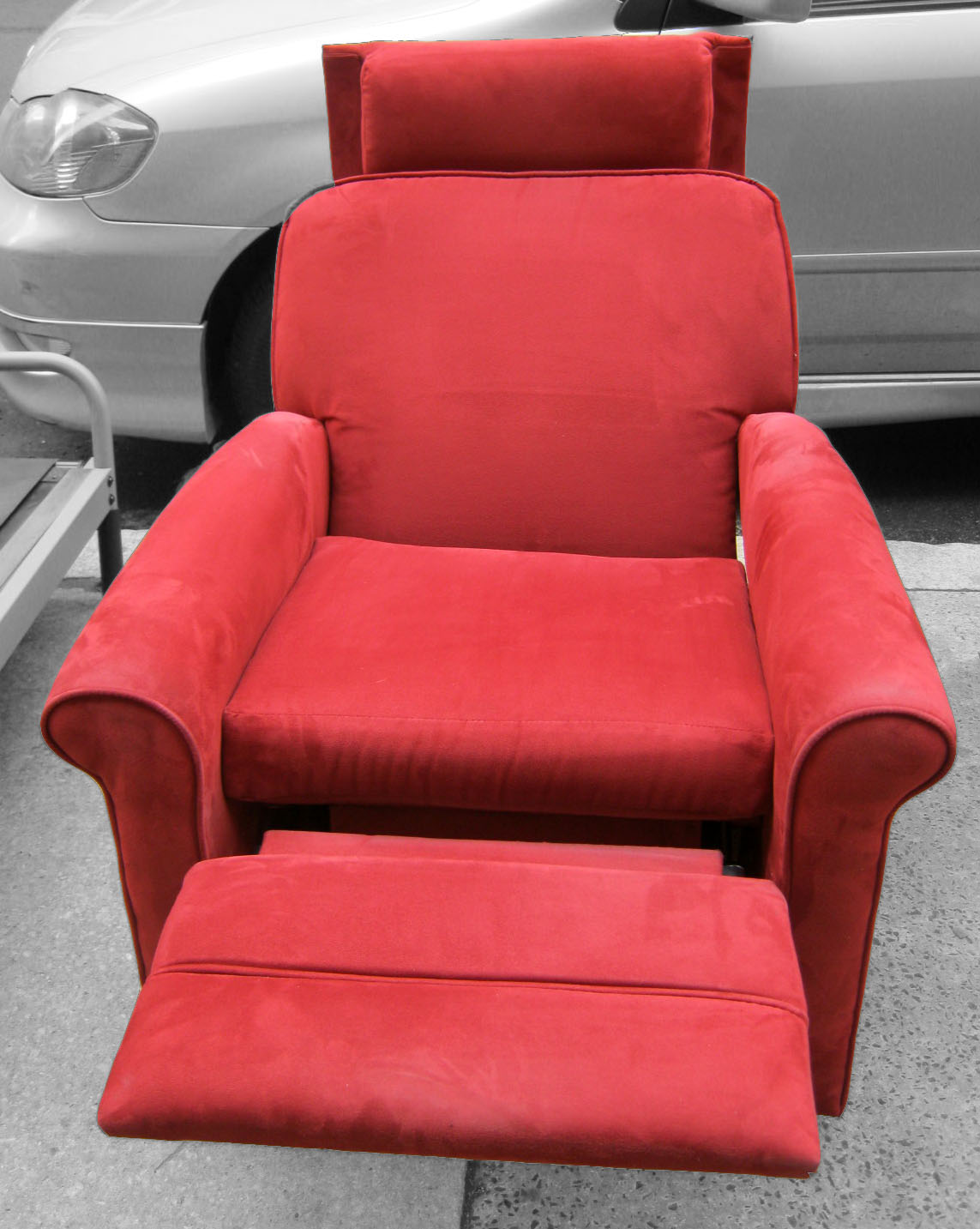 Uhuru Furniture & Collectibles Apple Red Microfiber Recliner SOLD