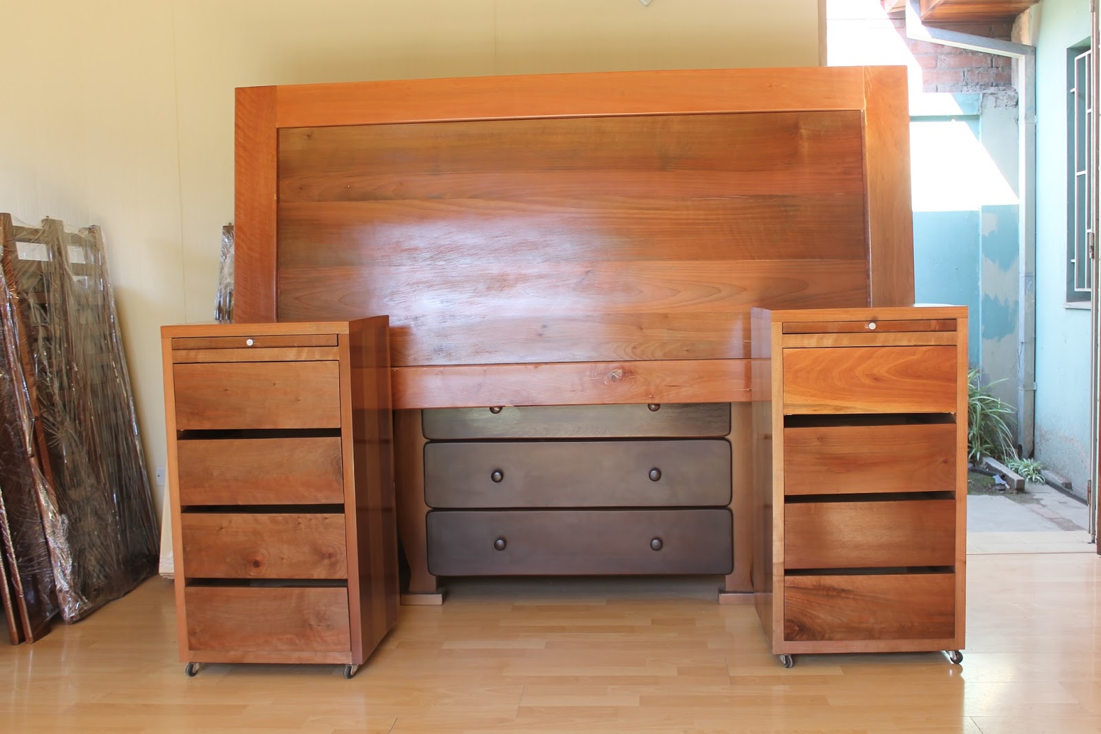 "Muebles Kotue": Respaldo en Roble y Veladores Altos