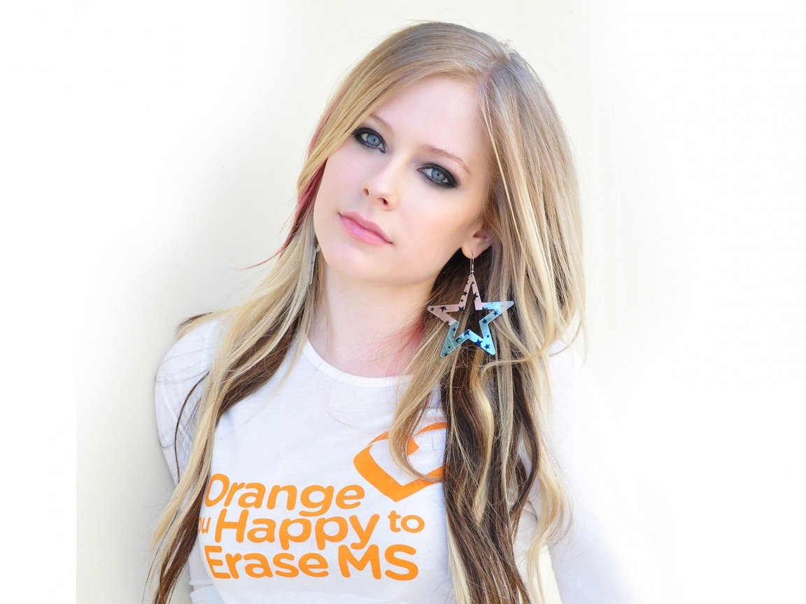 http://3.bp.blogspot.com/-wfhAT4Ap0tA/UGRDZJsg9kI/AAAAAAAAAVc/PwQVcL3EmyI/s1600/avril_lavigne_earrings_t-shirt_hair_girl_3165_1152x864.jpg