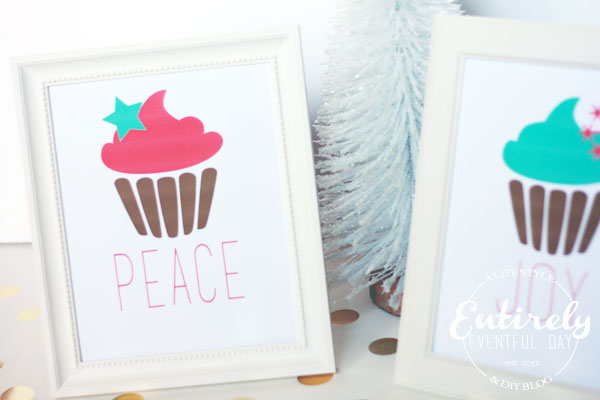 Free Christmas Cupcake Printables. Love the pink and mint.