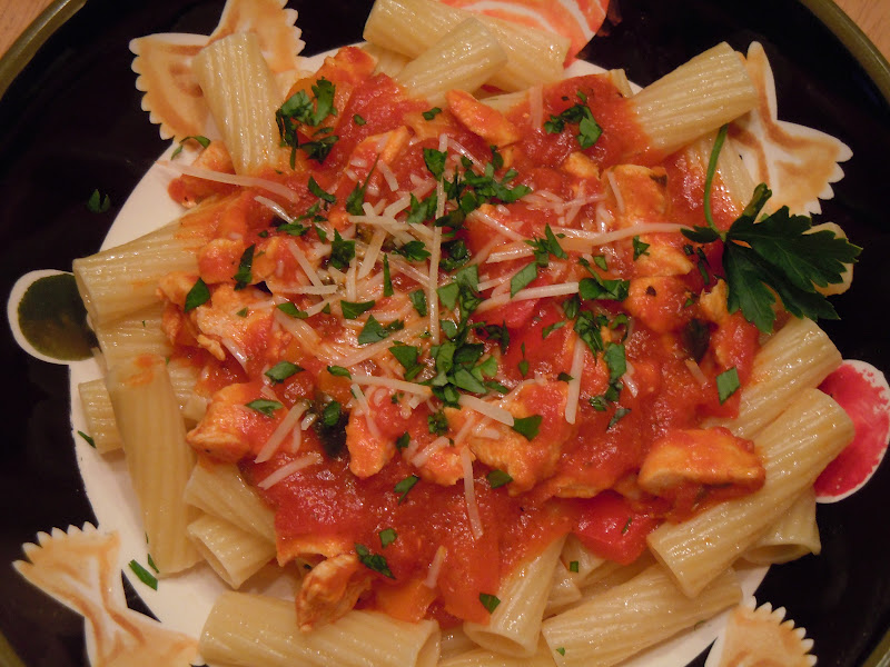 Gourmet Girl Cooks Rigatoni with Arrabbiata Sauce, Chicken and Peppers