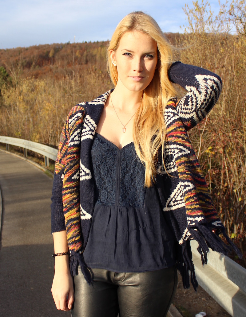 Fashion Outfit of the day: Fransen Strickcardigan mit Aztekenprint Fashion Outfit of the day: Fransen Strickcardigan mit Aztekenprint