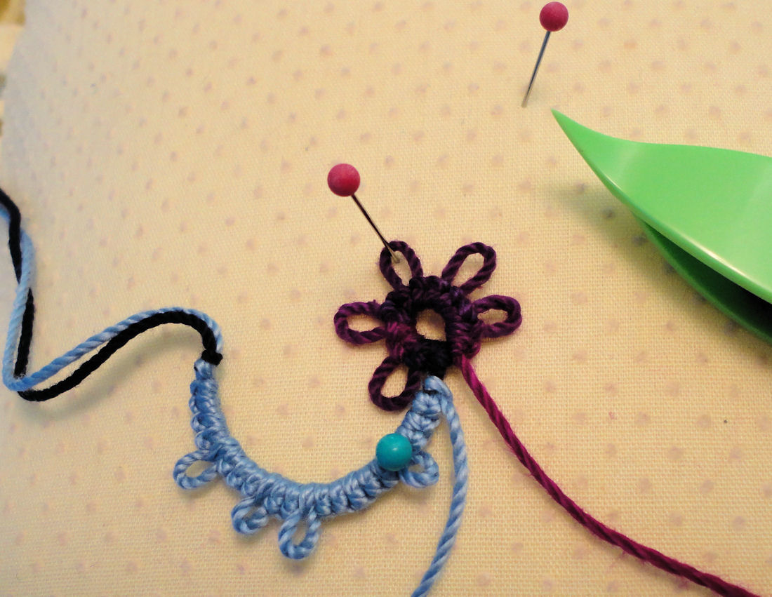 Yarnplayer's Tatting Blog One handed tatting a ring