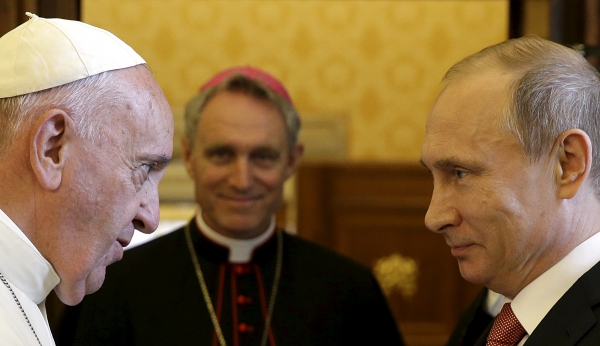 The Pope presented Putin with an angel-peacemaker medal