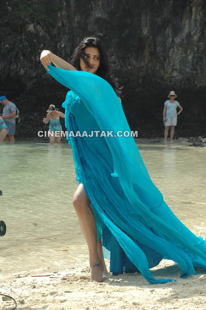 Shruti Haasan 7Aum Arivu Still1 - Shruti Haasan Hot Pics in Blue Dress 7Aum Arivu Movie 