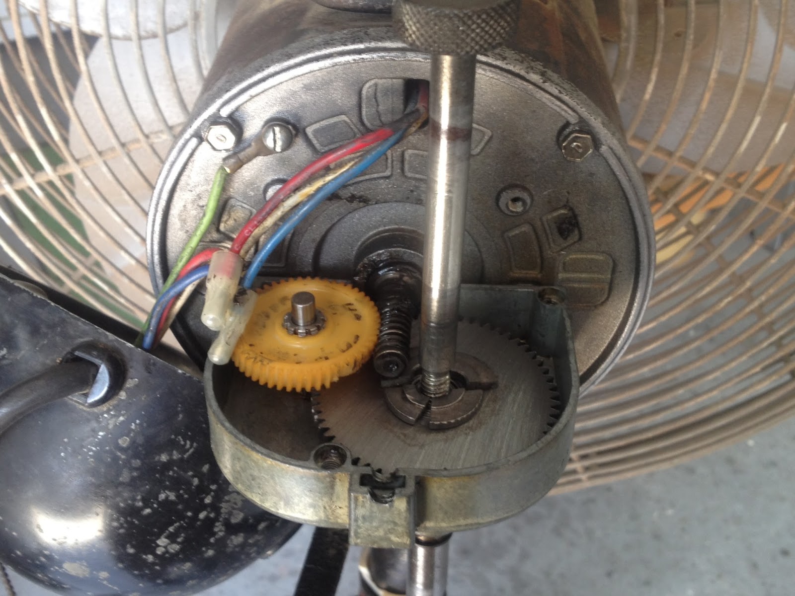 Graingers Oscillating fan "Broken Gear" HYPE®LINKS