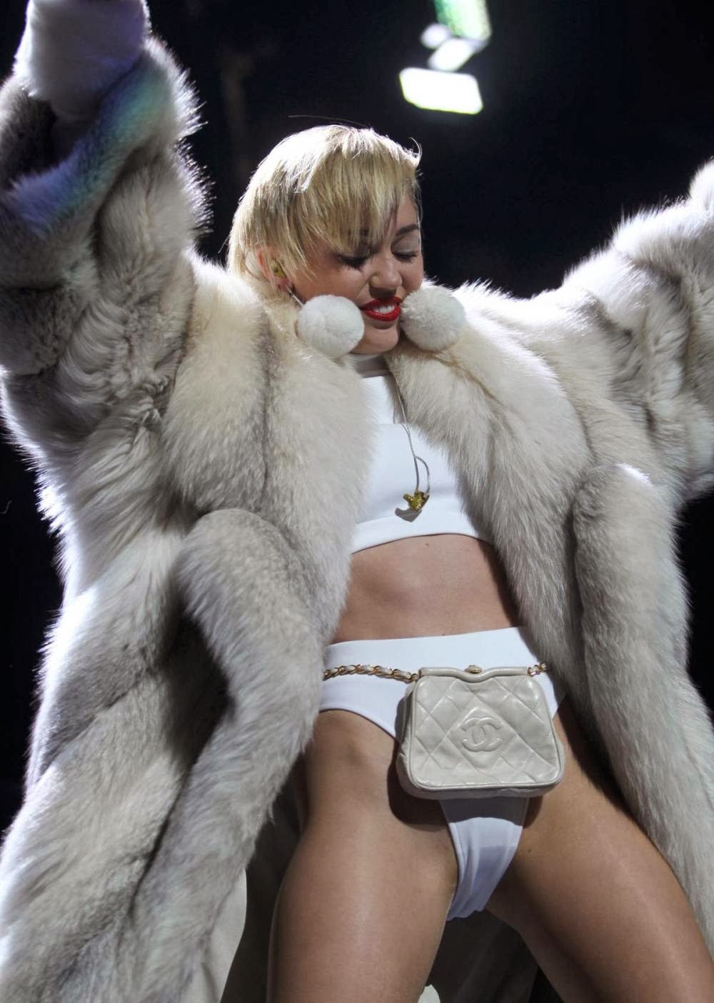 Miley Cyrus Poke Nipples in 99.5 Jingle Ball in Washington