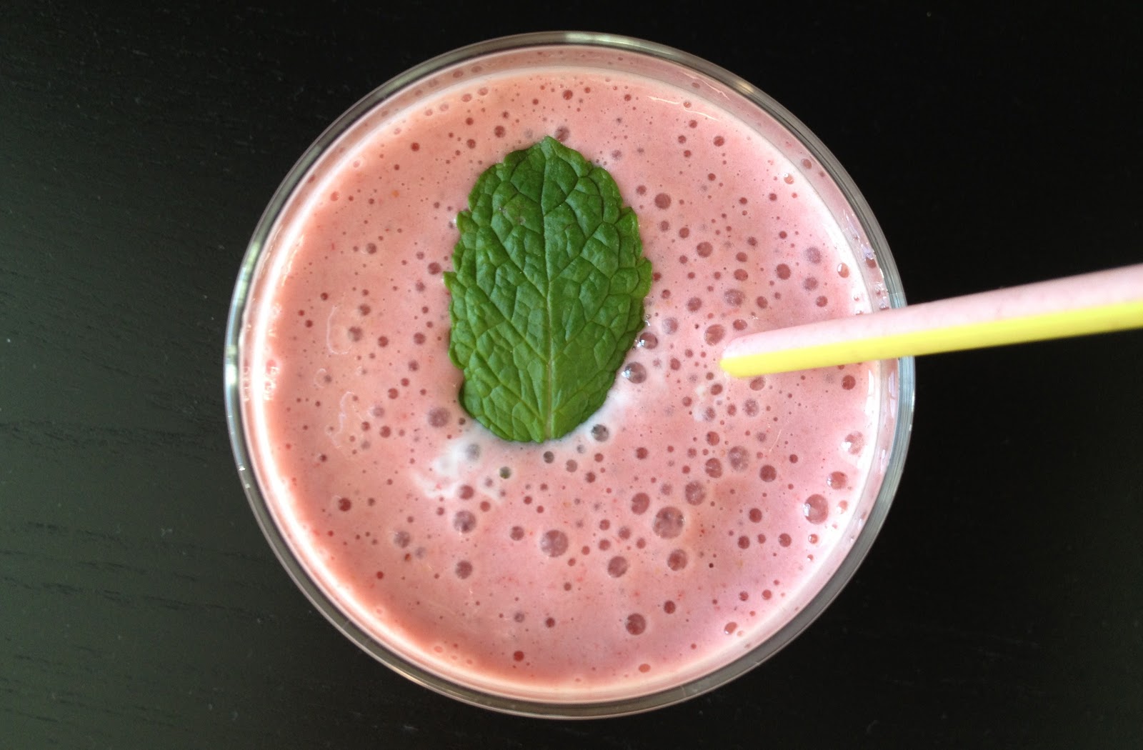 F R U T T I T E K E T: BANAN - JORDBÆR - SMOOTHIE