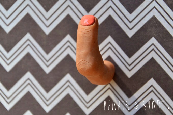 http://heartsandsharts.com/fun-with-sculpey-photo-holder-and-a-finger-hook/