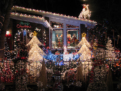 Large-christmas-tree-ideas-in-dining-room – homemydesign Inspirational letters by Millie: 20 Days of Holiday Decorating and More, Post #20…"Amazing