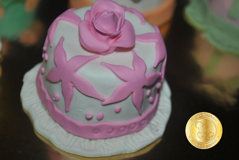 PATYSKITCHEN HOW TO MAKE A FABRIC SWAGS WITH FONDANT