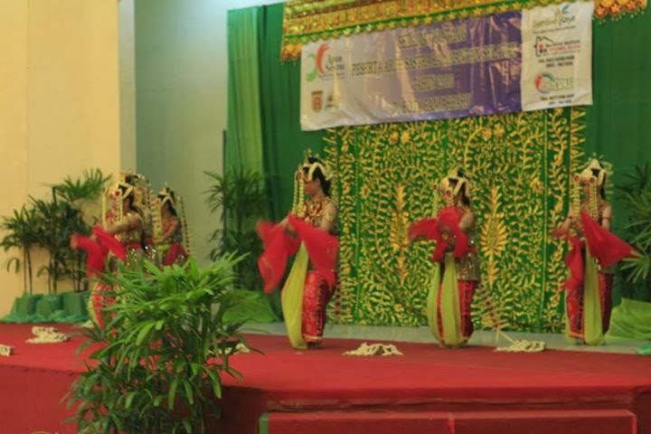 Download this Sanggar Tari Kambang Tigarun Kalimantan Selatan picture