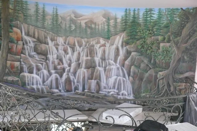 Malowanie obrazów na zamówienie, pejzaż górski, obraz przedstawia wodospad, malowidło ścienne 3D