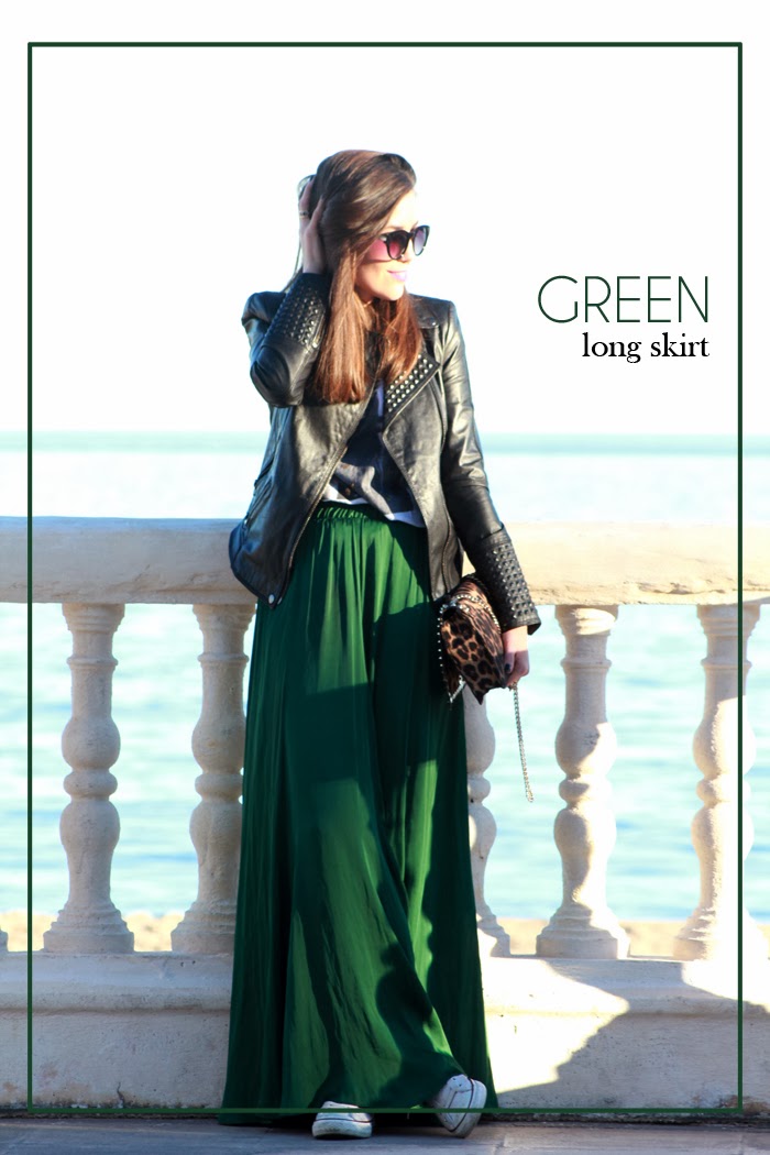 Perfecto de cuero, falda larga verde, bolso de leopardo, converse
