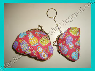 <Img alt =um porta-moedas cor de rosa com boneca matrioska e um porta chaves <Img alt =porta-chaves/moedas rosa