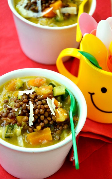 minestrone di verdura con zucca, zucchine, carote e lenticchie