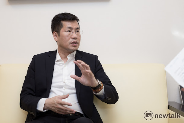 羅致政談電競產業,他表示台灣發展電競幾乎沒有不利之處,政府應從娛樂面和產業面雙管齊下協助推動。 羅致政談電競產業,他表示台灣發展電競幾乎沒有不利之處,政府應從娛樂面和產業面雙管齊下協助推動。