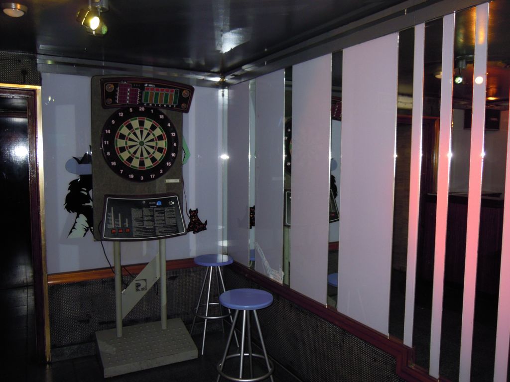 Karaoke Bar Contraste Barcelona Bar con diana de dardos barcelona