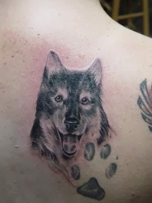 tattoo de patas de cachorro nas costas