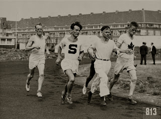 Olympische+spelen+1928+Een+aantal+hardlopers+aan+het+trainen.+Tweede+van+rechts+(met+alpinopet)+de+Nederlandse+marathonloper+van+der+Steen.jpg