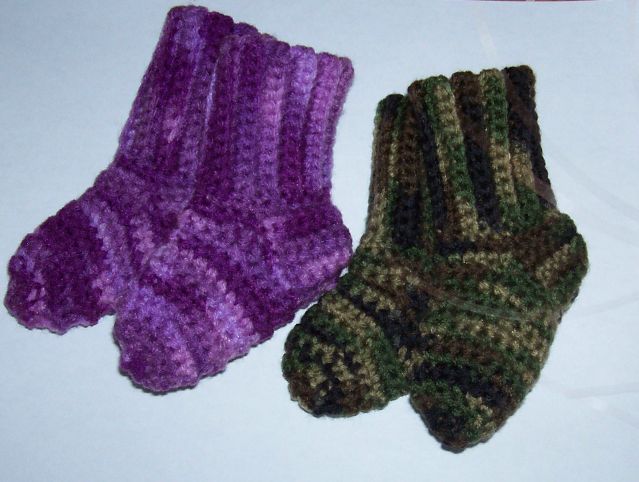 Sues Free Patterns: CROCHETED BABY SOCKS (Worsted Weight)