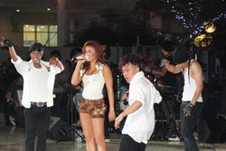 Foto Agnes monica di panggung