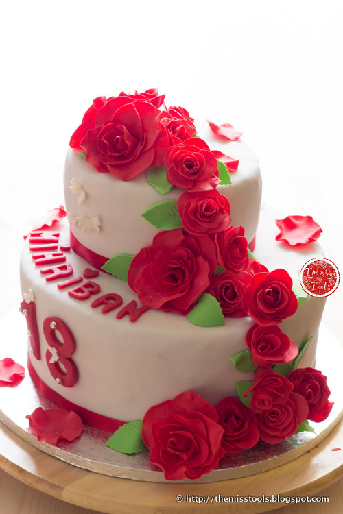 Torta con cascata di rose rosse - Red rose cascade cake