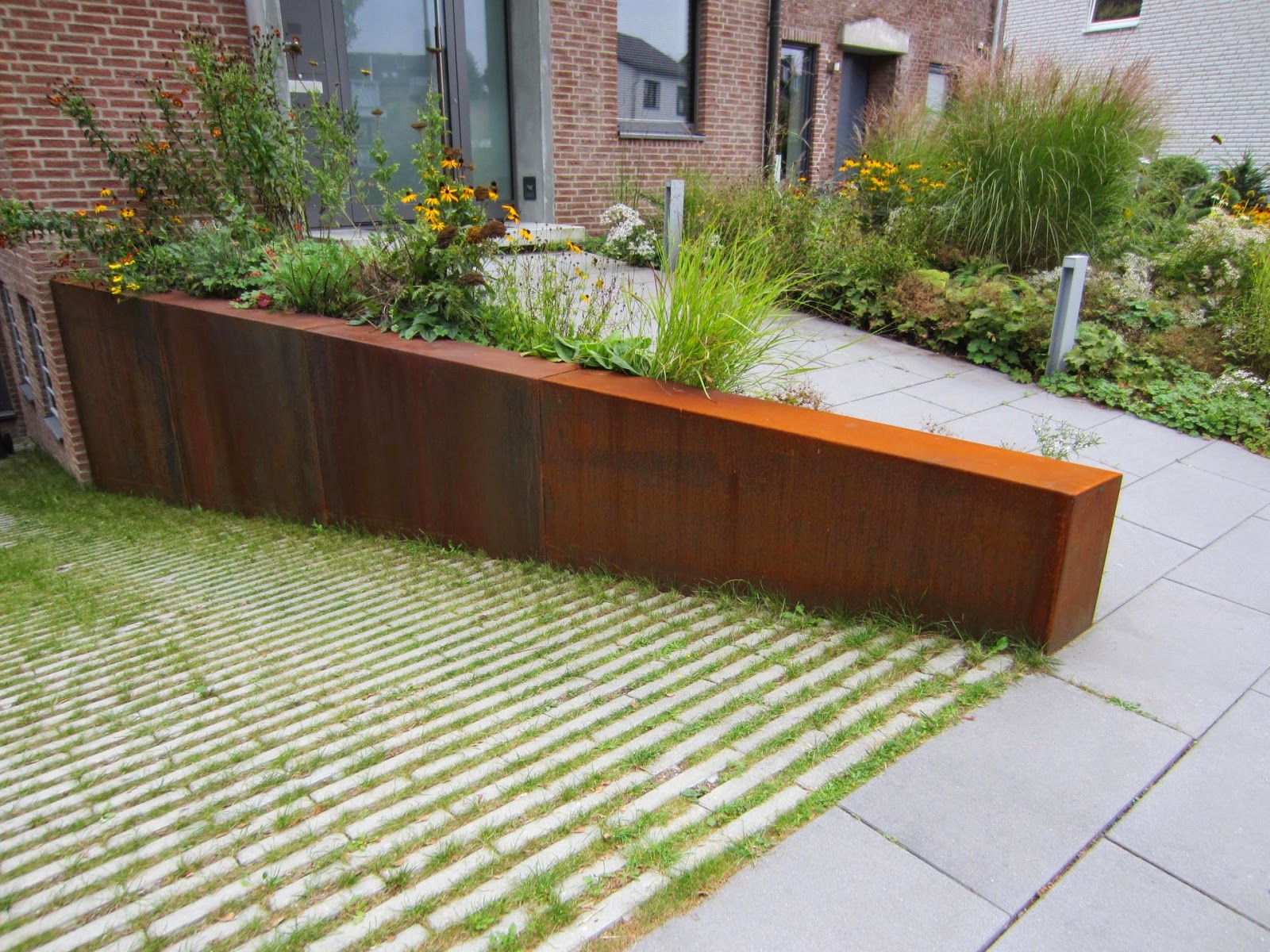 FRÖBEL METALLBAU Corten Verkleidungen an Mauern einer