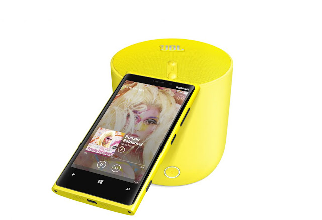 JBL PlayUp Portable Wireless Speaker for Nokia with Nokia Lumia 920