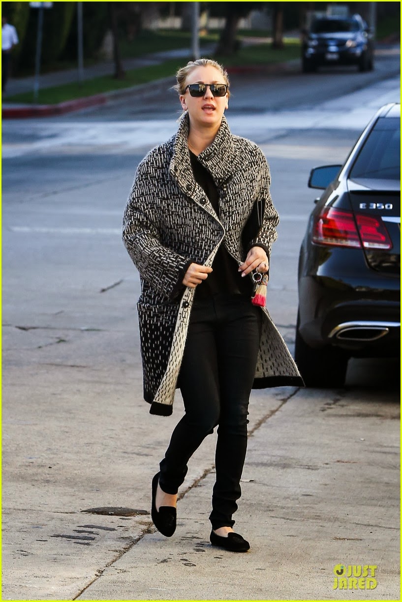 Celeb Diary: Kaley Cuoco @ Starbucks in Sherman Oaks