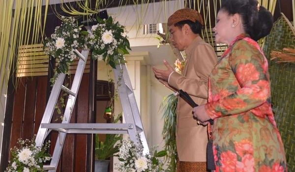 Jokowi Berdoa Setelah Acara Bleketepe
